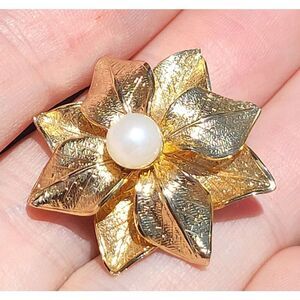 12K Gold Filled Pointsetta with a Pearl Vitnage 80s Brooch 1"